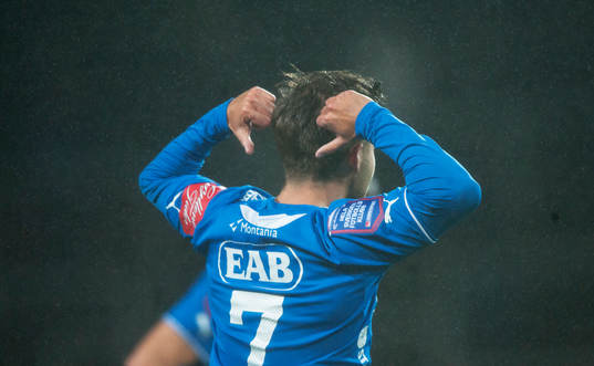  Halmstads Kristinn Steindorsson har gjort 1-0 på straff och jublar i den allsvenska fotbollsmatchen mellan Halmstad och Mjällby 21 oktober.