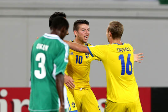 Sveriges Erdal Rakip och Gustav Engvall jublar efter ett mål
