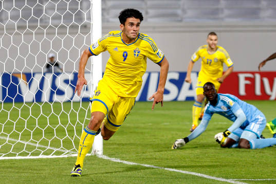 Sveriges Valmir Berischa jublar efter att ha gjort 1-0