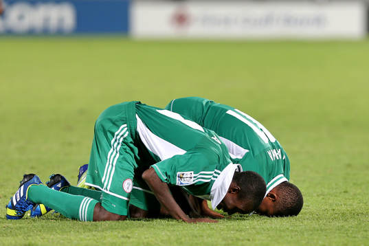 Två nigeriska spelare firar ett mål
