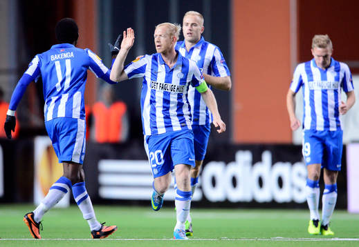 Esbjergs Hans Henrik Andreasen gratuleras till sitt 0-1