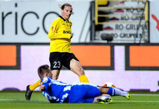 Elfsborgs Niklas Hult skjuter på täckande Esbjergs Peter