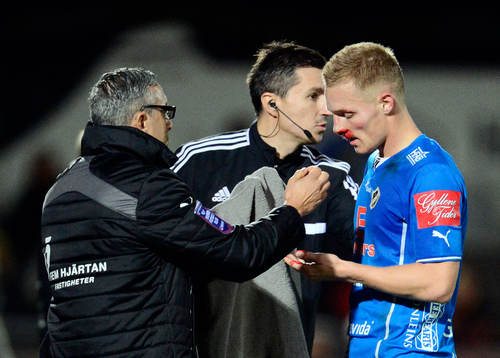 Halmstads Gudj√≥n Baldvinsson, lämnar planen blödande