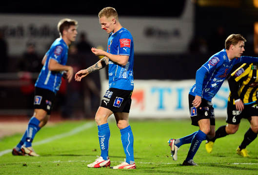 Halmstads Gudj√≥n Baldvinsson, lämnar planen blödande