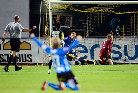 Halmstads Gudj√≥n Baldvinsson gör 1-2