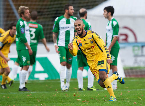  Ängelholms Junes Barny gör 3-2 på en underbar frispark och jublar i matchen i Superettan mellan Ängelholm och Hammarby 26 oktober 2013.