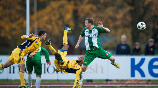  Ängelholms William Robert Warshaw gör 2-0 medan lagkamraten Junes Barny gör brassesparkar i matchen i Superettan mellan Ängelholm och Hammarby 26 oktober 2013.
