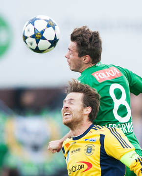  Hammarbys Nikolas Ledgerwood och Ängelholms Björn Westerblad i matchen i Superettan mellan Ängelholm och Hammarby 26 oktober 2013.