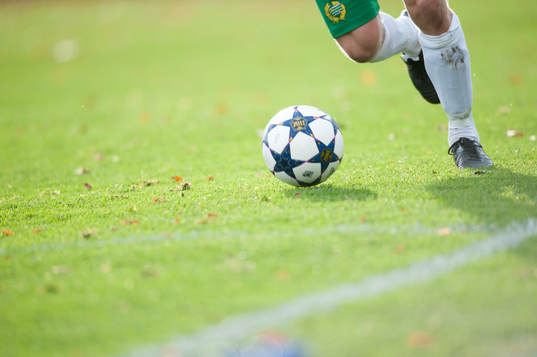  En Hammarby-spelare driver fram bollen i matchen i Superettan mellan Ängelholm och Hammarby 26 oktober 2013.
