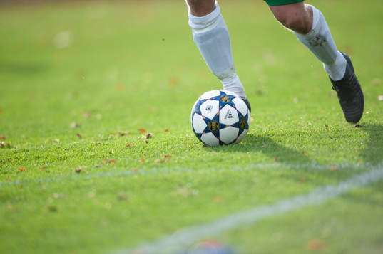 En Hammarby-spelare driver fram bollen i matchen i Superettan mellan Ängelholm och Hammarby 26 oktober 2013.