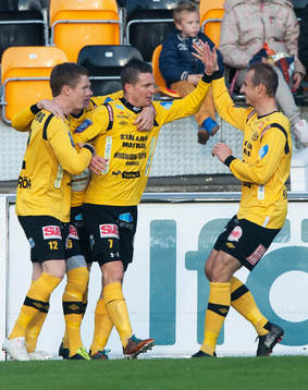 Mjällbys Kristian Haynes har gjort 1-0 och grattas av