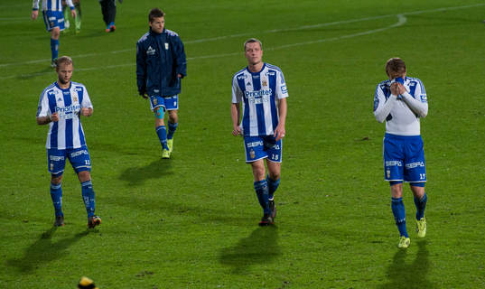  Matchen är slut och IFK Göteborg lämnar planen i allsvenskan mellan Mjällby och IFK Göteborg 27 oktober 2013.