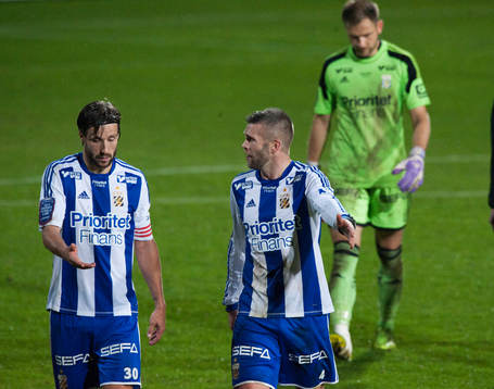  IFK Göteborgs mittbackar Mattias Bjärsmyr och Kjetil Waehler samt målvakten John Alvbåge lämnar planen i den allsvenska matchen mellan Mjällby och IFK Göteborg 27 oktober 2013.