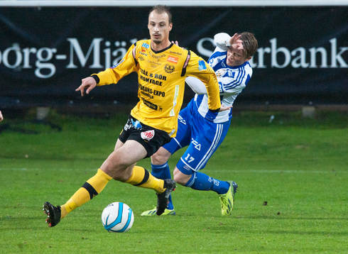 Mjällbys Pär Ericsson och IFK Göteborgs Sam Larsson  i