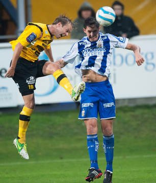  Mjällbys Craig Henderson och Göteborgs Philip Haglund  i den allsvenska matchen mellan Mjällby och IFK Göteborg 27 oktober 2013.