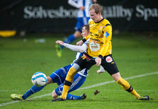  Mjällbys Craig Henderson och Göteborgs Sam Larsson  i den allsvenska matchen mellan Mjällby och IFK Göteborg 27 oktober 2013.