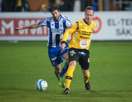  Mjällbys Marcus Ekenberg och Göteborgs Mattias Bjärsmyr  i den allsvenska matchen mellan Mjällby och IFK Göteborg 27 oktober 2013.