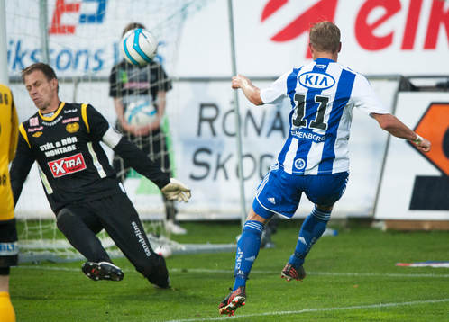 Göteborgs Robin Söder friläger med Mattias Asper i Mjällbys mål i den allsvenska matchen mellan Mjällby och IFK Göteborg 27 oktober 2013.