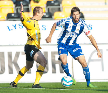 Mjällbys Pär Ericsson försöker stoppa Göteborgs