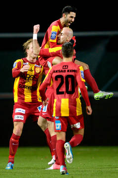 Syrianskas Isa Demir gratuleras av Dinko Felic