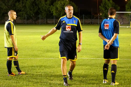 I denna handout-bild från Svenska Fotbollförbundet ses Sveriges förbundskapten Roland Larsson instruera samt Mirza Halvadzic, Christer Lipovac och Jakob Bergman