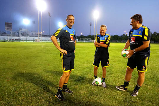 I denna handout-bild från Svenska Fotbollförbundet ses Sveriges förbundskapten Roland Larsson med tränarna Lars Svensson och Jörgen Johansson