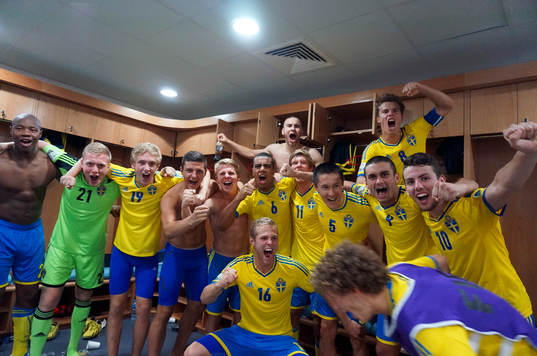 I denna handout-bild från Svenska Fotbollförbundet ses till vänster i bar överkropp Mirza Halvadzic, längst bak till höger lagkaptenen Elias Andersson,