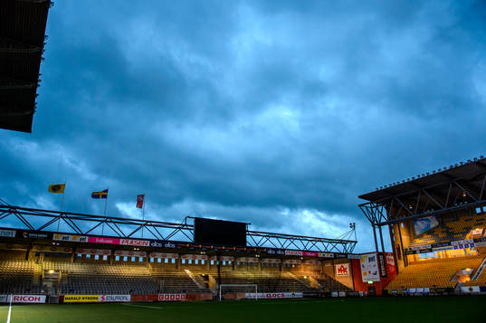 Molnen rullar in över en nedsläckt Borås Arena innan
