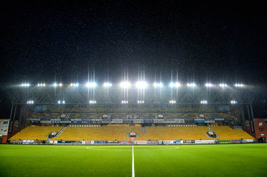 Regnet faller över Borås Arena innan fotbollsmatchen i