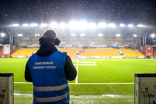 En samordnare för säkerhet och service står vid planen