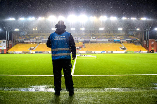 En samordnare för säkerhet och service står vid planen