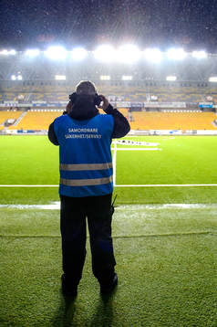 En samordnare för säkerhet och service står vid planen
