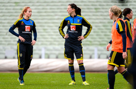Sveriges Kosovare Asllani och Lotta Schelin