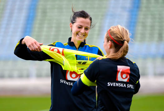 Sveriges Lotta Schelin och Kosovare Asllani (vänd från kameran)