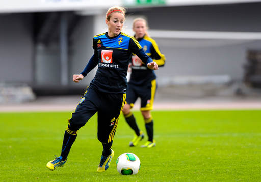 Sveriges Kosovare Asllani med bollen