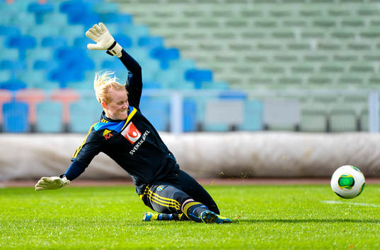 Sveriges målvakt Kristin Hammarström räddar ett skott