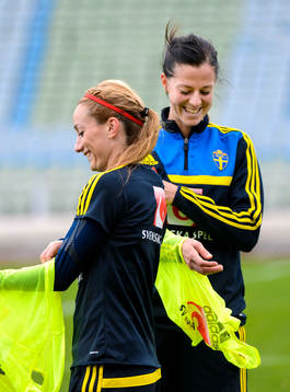 Sveriges Kosovare Asllani och Lotta Schelin