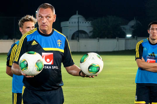 I denna handout-bild från Svenska Fotbollförbundet ses Sveriges förbundskapten Roland Larsson instruera