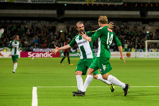 Hammarbys Mikael Rynell jublar tillsammans med Kennedy Bakircioglu efter att ha gjort 2-1 för Hammarby