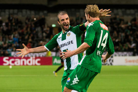Hammarbys Mikael Rynell jublar tillsammans med Kennedy Bakircioglu efter att ha gjort 2-1 för Hammarby