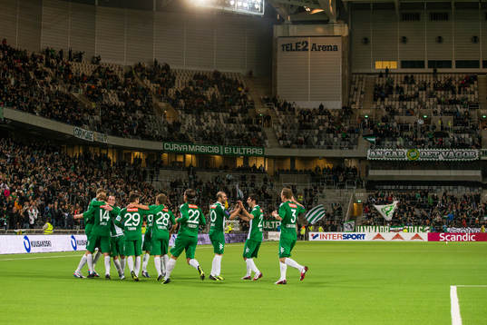 Hammarbys Mikael Rynell jublar tillsammans med sina lagkamrater efter att ha gjort 2-1 för Hammarby