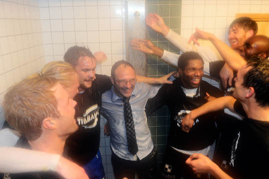 Örebrosspelare duschar Örebros tränare Per-Ola Ljung och jublar åt platsen i Allsvenskan 2014