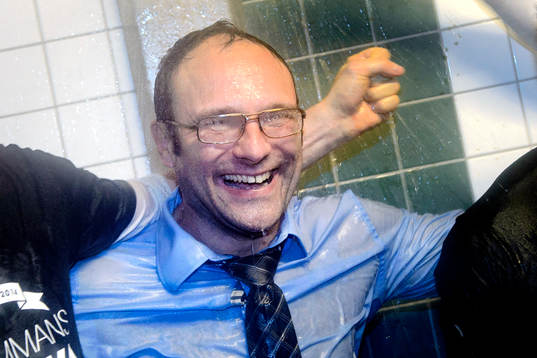 Örebros tränare Per-Ola Ljung duschas ev spelarna