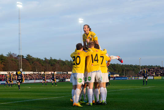 Falkenbergs Tobias Karlsson jublar högst efter att Niclas Eliasson gjort 1-1
