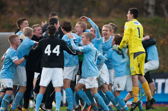  Slutsignal och guldjubel för Malmö FF  i SM-finalen för 17-åringar mellan Halmstad och Malmö FF 2 november 2013.