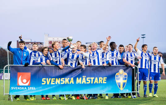 Svenska mästarna göteborg med pokalen