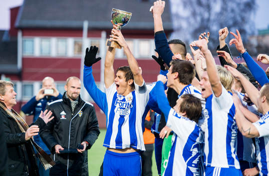 Göteborgs lagkapten David Gutierrez Arvidsson lyfter pokalen
