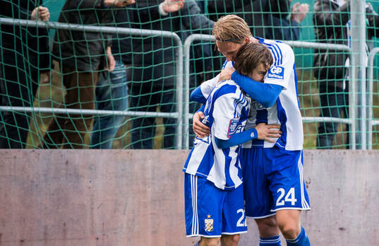 Göteborgs Patrik Karlsson Lagemyr kramas om av Hampus Zackrisson efter 3-2