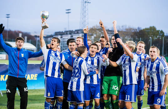 Göteborgs lagkapten David Gutierrez Arvidsson lyfter pokalen