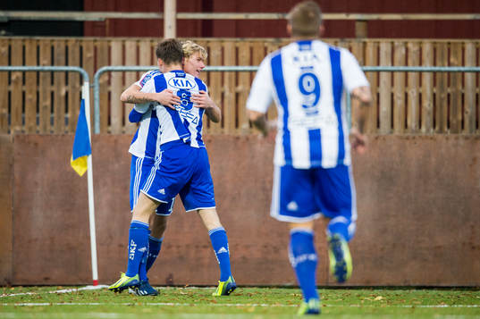 Göteborgs Victor Edvardsen kramas om av Karl Bohm i måljubel